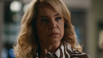 Pilar (Isabel Teixeira) com expressão séria e cabelo loiro em cena de Quem Ama Cuida