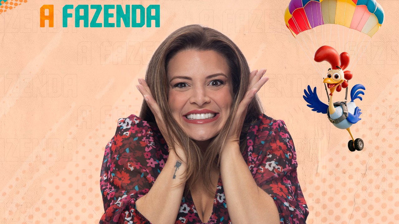 Renata Del Bianco sorri de roupa floral com as mãos junto ao rosto diante do logo de A Fazenda e galo de paraquedas