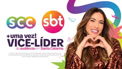 Patricia Abravanel sorri e faz coração com as mãos ao lado dos logos SCC e SBT e anúncio de vice-liderança em Santa Catarina