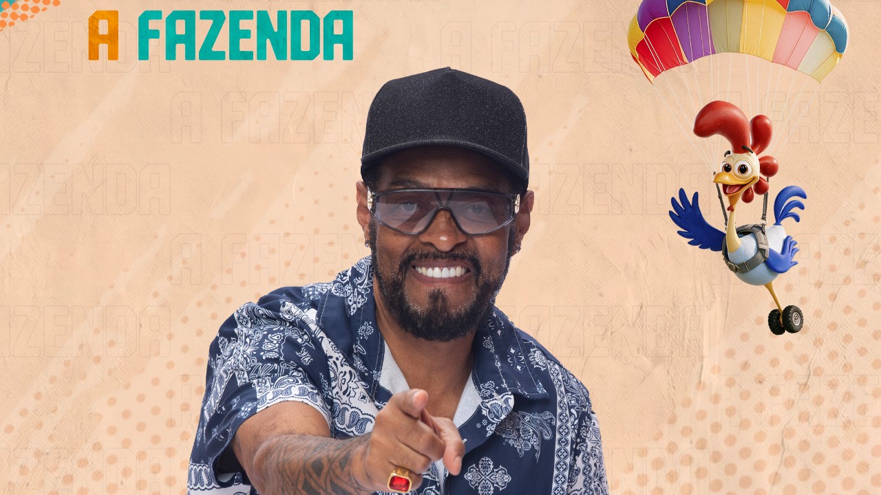 Thaíde sorri de boné e óculos escuros, aponta para a câmera diante do logo de A Fazenda e galo de paraquedas