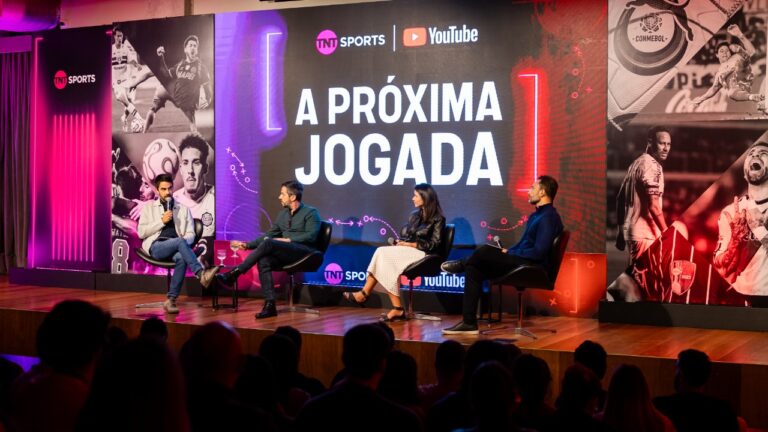 Executivos conversam no palco diante de painel da TNT Sports e YouTube com a frase A Próxima Jogada