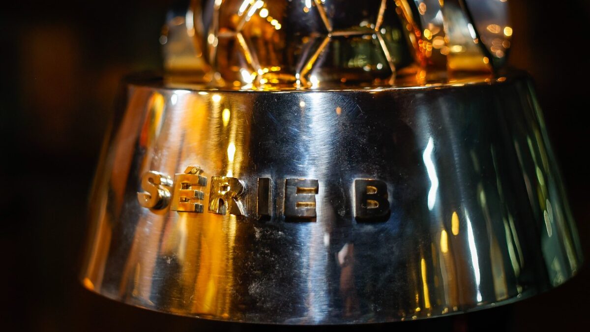 Troféu da Série B em metal prateado com detalhes dourados e nome da competição em destaque