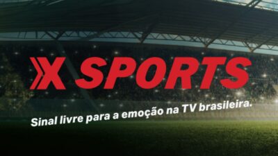 Logotipo da Xsports sobre estádio de futebol com arquibancadas lotadas ao fundo