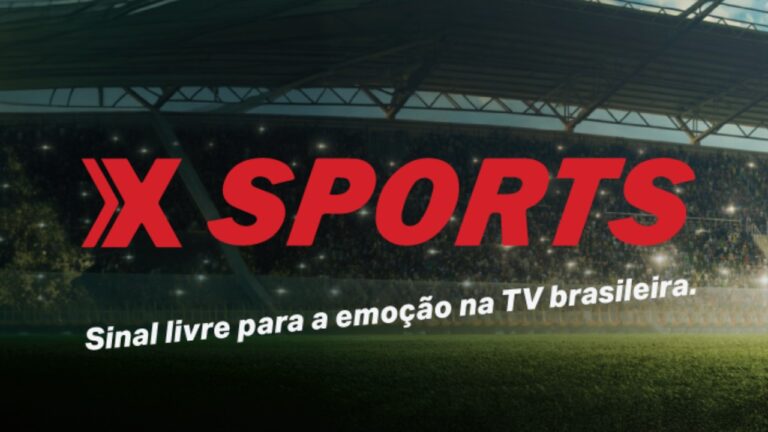 Logotipo da Xsports sobre estádio de futebol com arquibancadas lotadas ao fundo
