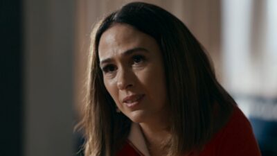 Brigitte (Tatá Werneck) aparece emocionada em cena da novela Quem Ama Cuida, da TV Globo