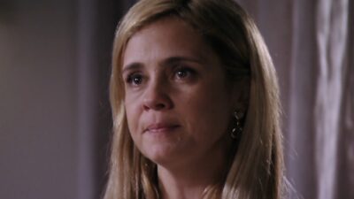 Carminha (Adriana Esteves) aparece com olhos marejados e expressão séria em cena da novela Avenida Brasil