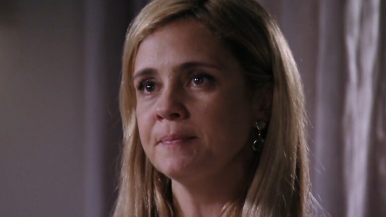 Carminha (Adriana Esteves) aparece com olhos marejados e expressão séria em cena da novela Avenida Brasil