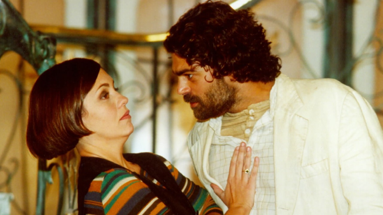 Catarina (Adriana Esteves) coloca a mão no peito de Petruchio (Eduardo Moscovis) durante uma discussão