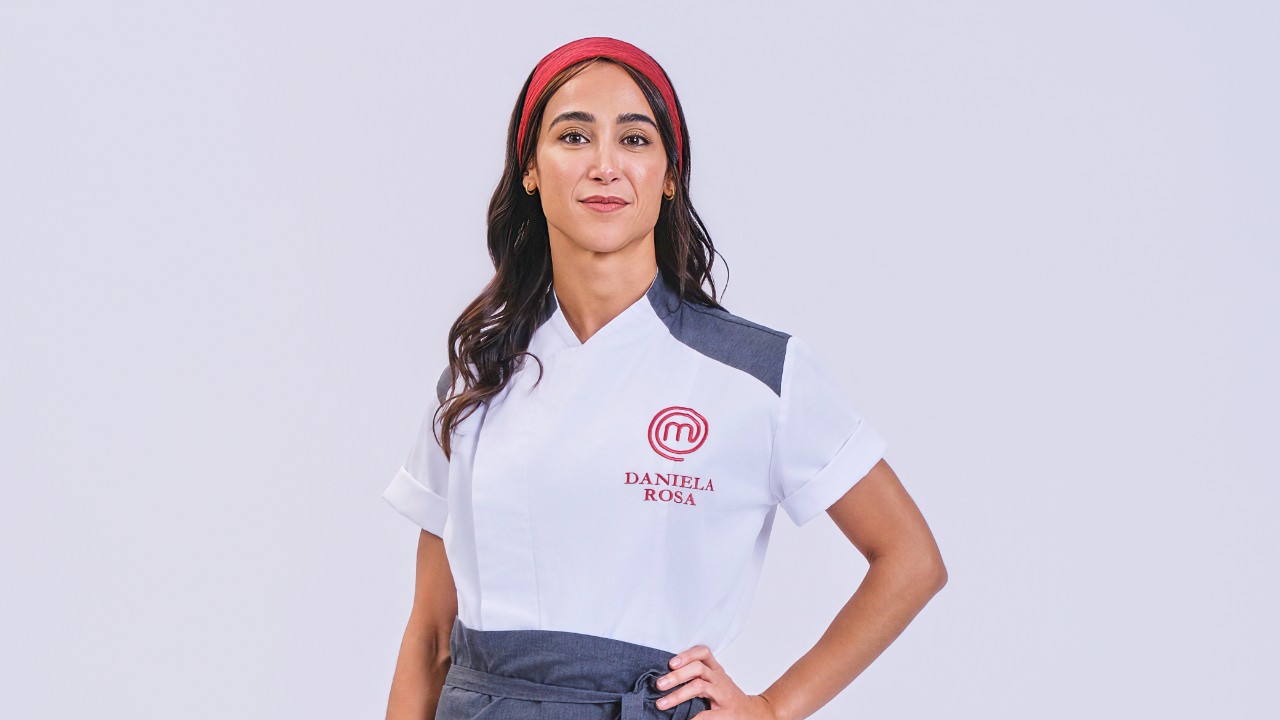 Daniela Rosa com faixa vermelha no cabelo e uniforme branco do MasterChef Profissionais