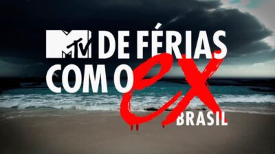 Logotipo de De Férias com o Ex Brasil em branco e vermelho, com a marca MTV, sobre imagem de uma praia com céu escuro