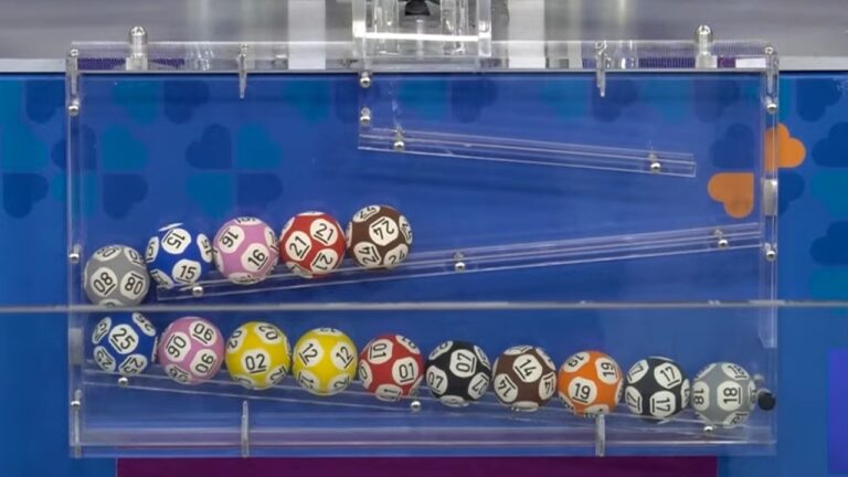 Bolas numeradas da Lotofácil aparecem organizadas no equipamento de sorteio após a extração do concurso 3804