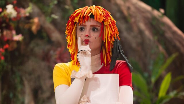Isabelle Drummond caracterizada como Emília, com peruca colorida e figurino da personagem, durante o Show da Esperança do Criança Esperança 2026