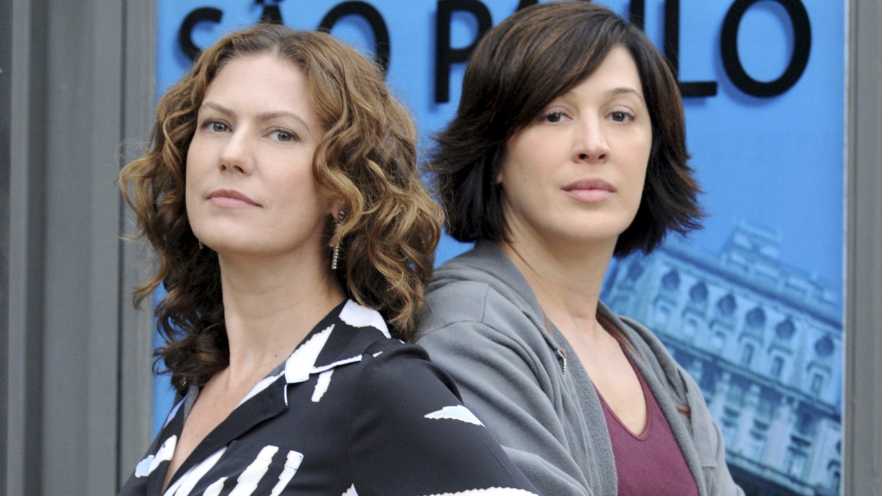 Flora (Patrícia Pillar) e Donatela (Claudia Raia) aparecem lado a lado, de costas uma para a outra, em A Favorita
