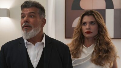 Gilberto (Mauricio Mattar) e Vanessa (Alinne Moraes) olham surpresos em ambiente interno em cena de Por Você