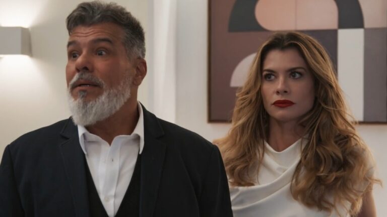 Gilberto (Mauricio Mattar) e Vanessa (Alinne Moraes) olham surpresos em ambiente interno em cena de Por Você