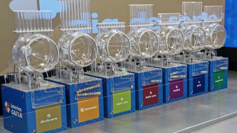 Equipamentos de sorteio das Loterias Caixa alinhados no Espaço da Sorte, com identificação de modalidades como Dia de Sorte, Lotomania, Super Sete, Dupla Sena, Lotofácil, Quina e Mega-Sena