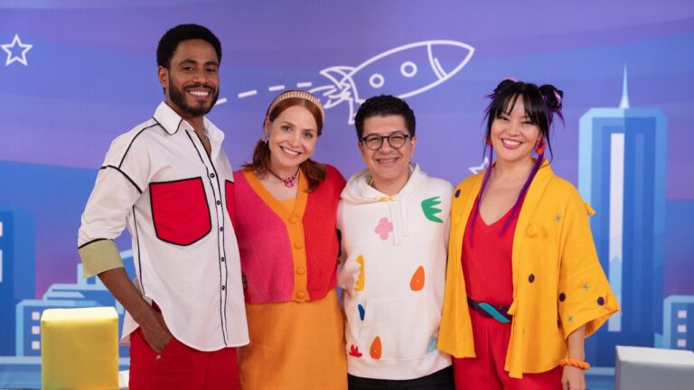 Ícaro Silva, Letícia Colin, Paulo Mathias Jr. e Geovanna Tominaga posam sorridentes, lado a lado, em cenário colorido com desenho de foguete ao fundo