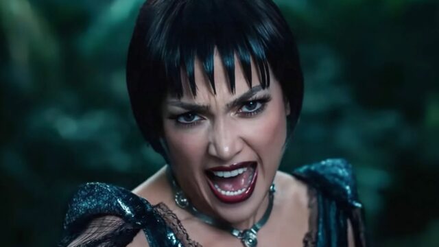 Jennifer Lopez interpreta Ingrid Luna em cena de O Beijo da Mulher-Aranha, com cabelo curto, maquiagem marcante e figurino escuro