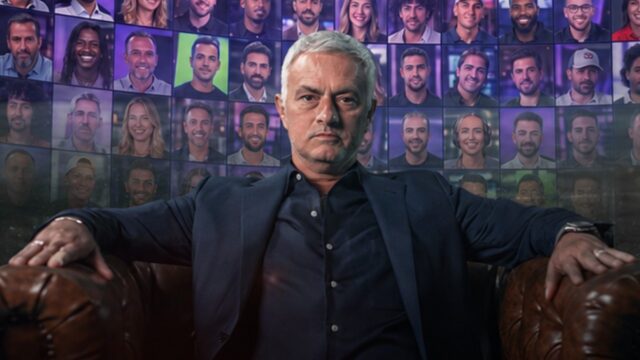 José Mourinho aparece sentado em uma poltrona de couro marrom, com terno azul-escuro, diante de um painel formado por fotografias de diversas pessoas