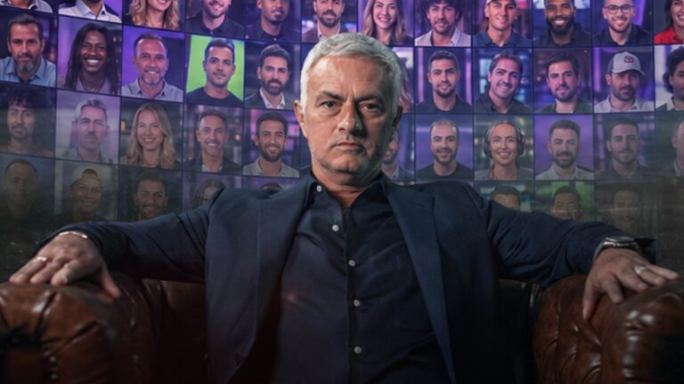 José Mourinho aparece sentado em uma poltrona de couro marrom, com terno azul-escuro, diante de um painel formado por fotografias de diversas pessoas