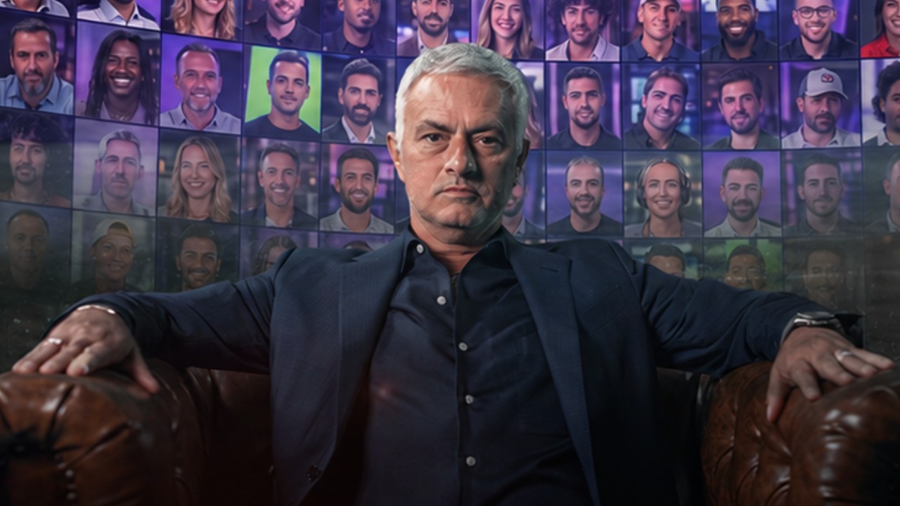 José Mourinho aparece sentado em uma poltrona de couro marrom, com terno azul-escuro, diante de um painel formado por fotografias de diversas pessoas