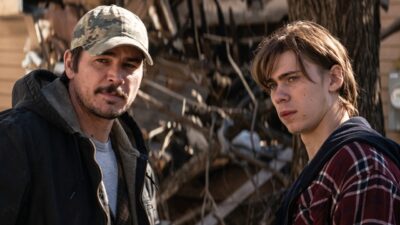 Kip (Josh Hartnett) de boné camuflado e Boots (Owen Teague) de camisa xadrez em cena de O Herdeiro das Drogas