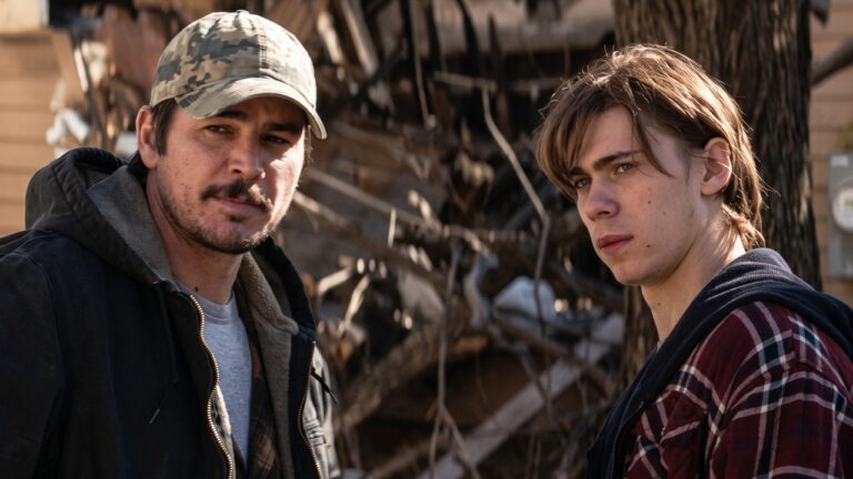 Kip (Josh Hartnett) de boné camuflado e Boots (Owen Teague) de camisa xadrez em cena de O Herdeiro das Drogas