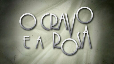 Logo da novela O Cravo e a Rosa, com o título em letras metálicas prateadas sobre um fundo verde-claro com textura e efeitos de iluminação