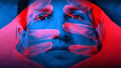 Rosto de homem entre mãos com luvas, em montagem nas cores azul e vermelha de Manual de um Assassino no A&E