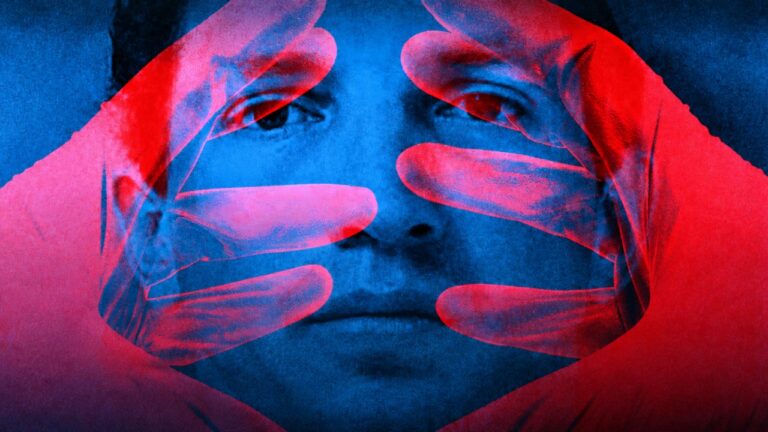 Rosto de homem entre mãos com luvas, em montagem nas cores azul e vermelha de Manual de um Assassino no A&E