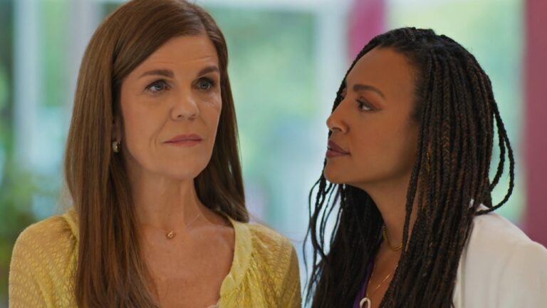 Nair (Luísa Thiré) de blusa amarela e Bela (Sheron Menezzes) de tranças olha para ela em cena de Por Você