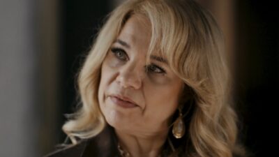 Pilar (Isabel Teixeira) aparece de cabelo loiro e expressão séria em cena da novela Quem Ama Cuida