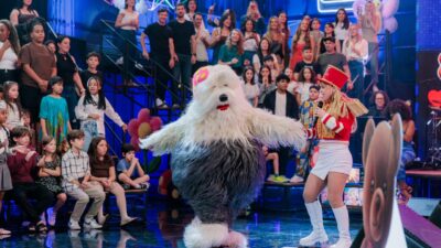 Priscila, da TV Colosso, no palco do Altas Horas ao lado de uma participante com uniforme de paquita, diante da plateia