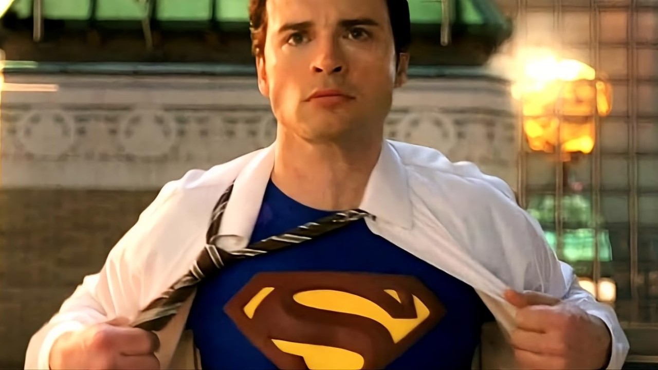 Tom Welling abre a camisa branca e revela o símbolo do Superman no peito em cena de Smallville