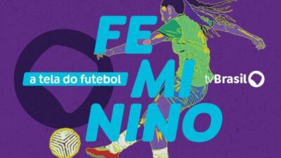 Arte da TV Brasil sobre futebol feminino mostra jogadora com bola e os textos Feminino e a tela do futebol