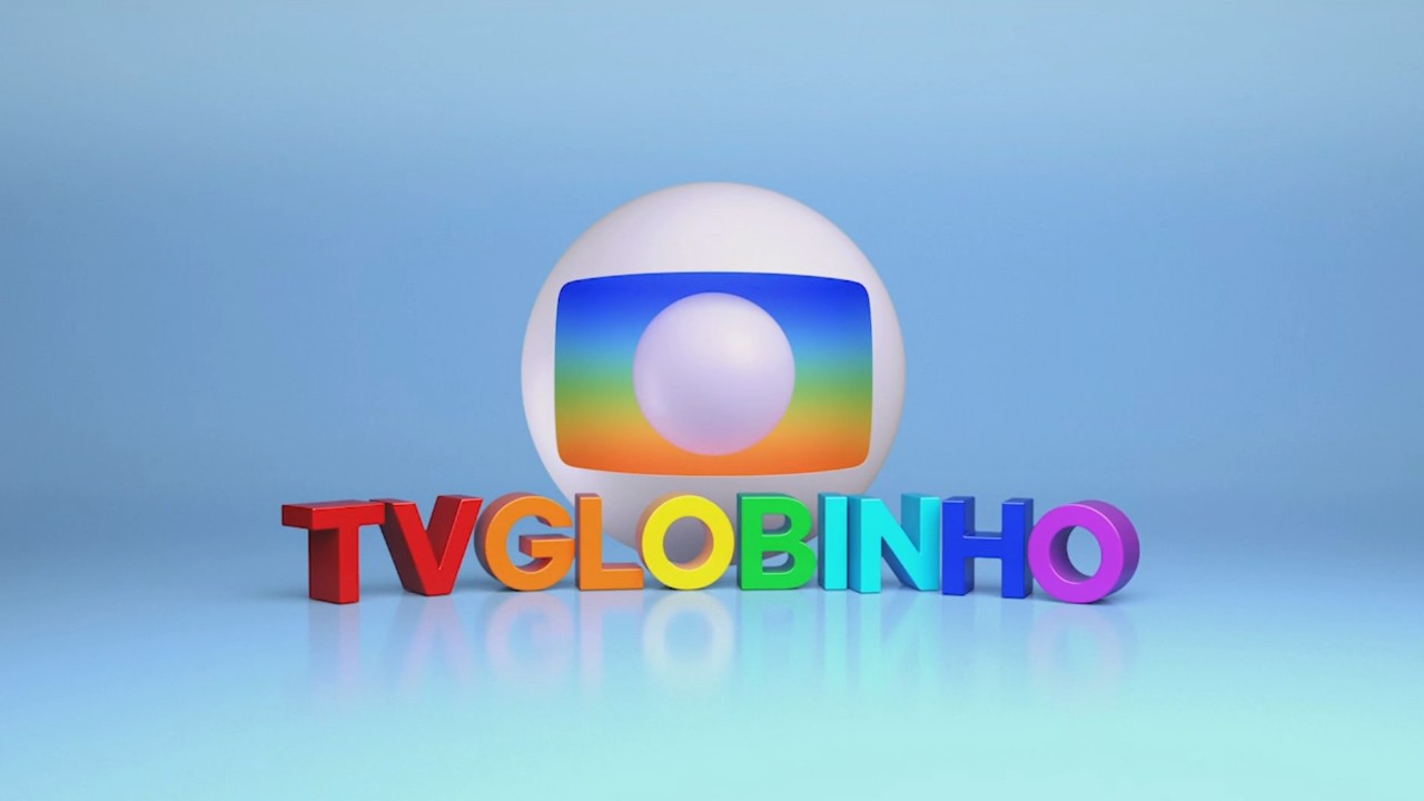 Logotipo da TV Globinho com letras coloridas em relevo e símbolo da TV Globo ao fundo, sobre uma superfície azul-clara