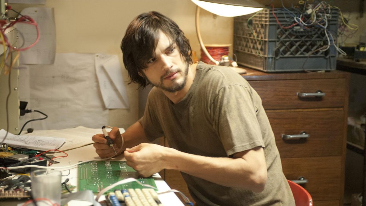 Ashton Kutcher como Steve Jobs no filme Jobs, que será exibido pela Band