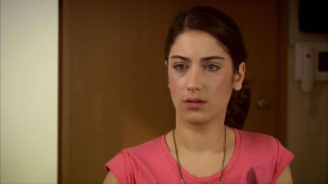 Hazal Kaya como Feriha Yilmaz em cena da novela O Segredo de Feriha