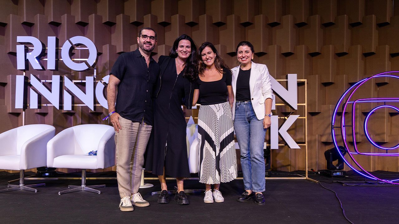 Marcelo Cosme, Renata Fernandes, Leonora Bardini e Carolina Duca durante painel da Globo na Rio Innovation Week