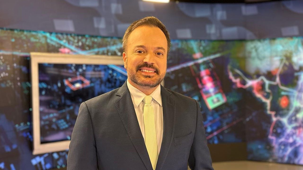 Marcelo Torres no cenário antigo do SBT Brasil