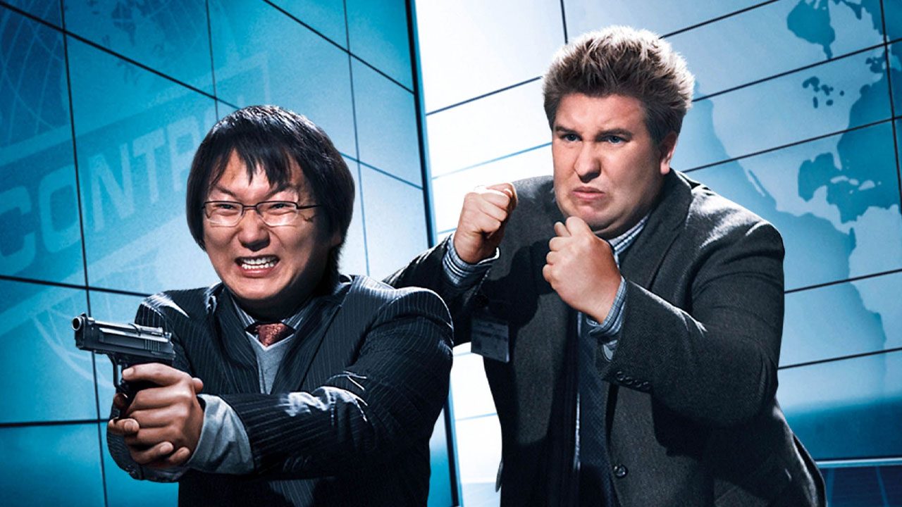 Masi Oka e Nate Torrence em foto de divulgação do filme Agente 86: Bruce e Lloyd Fora de Controle, que será exibido no SBT