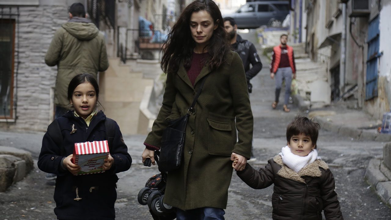 Nisan (Kübra Süzgün), Bahar (Özge Özpirinçci) e Doruk (Ali Semi Sefil) em cena de Força de Mulher