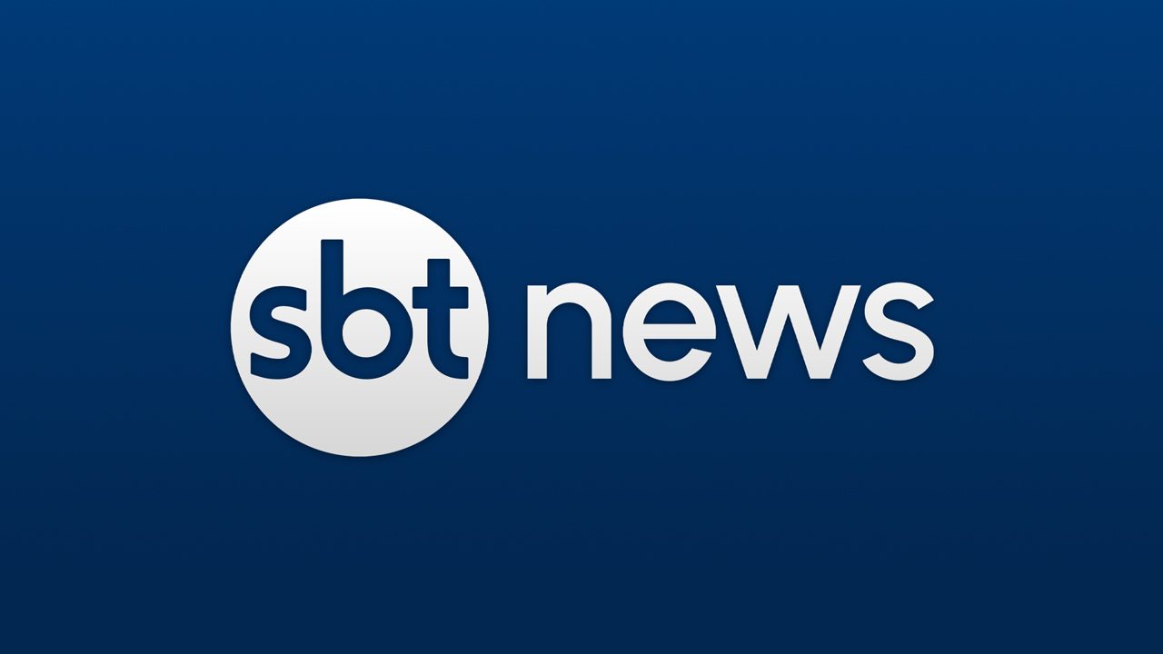 Logotipo do SBT News exibe marca da emissora em círculo branco e palavra news em letras brancas sobre fundo azul escuro padrão