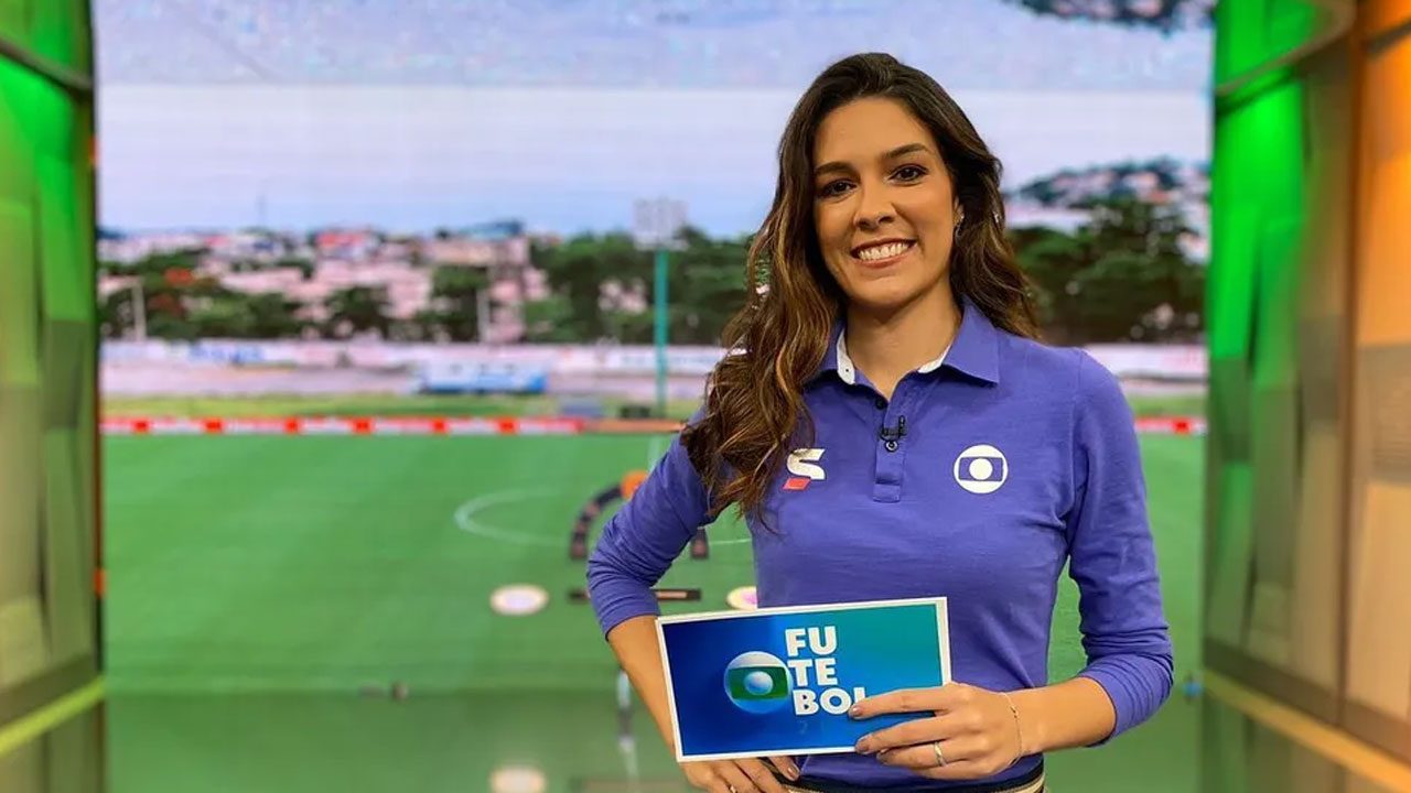 Renata Silveira, que vai narrar a Taça das Favelas no Rio de Janeiro, no estúdio do Globo Esporte