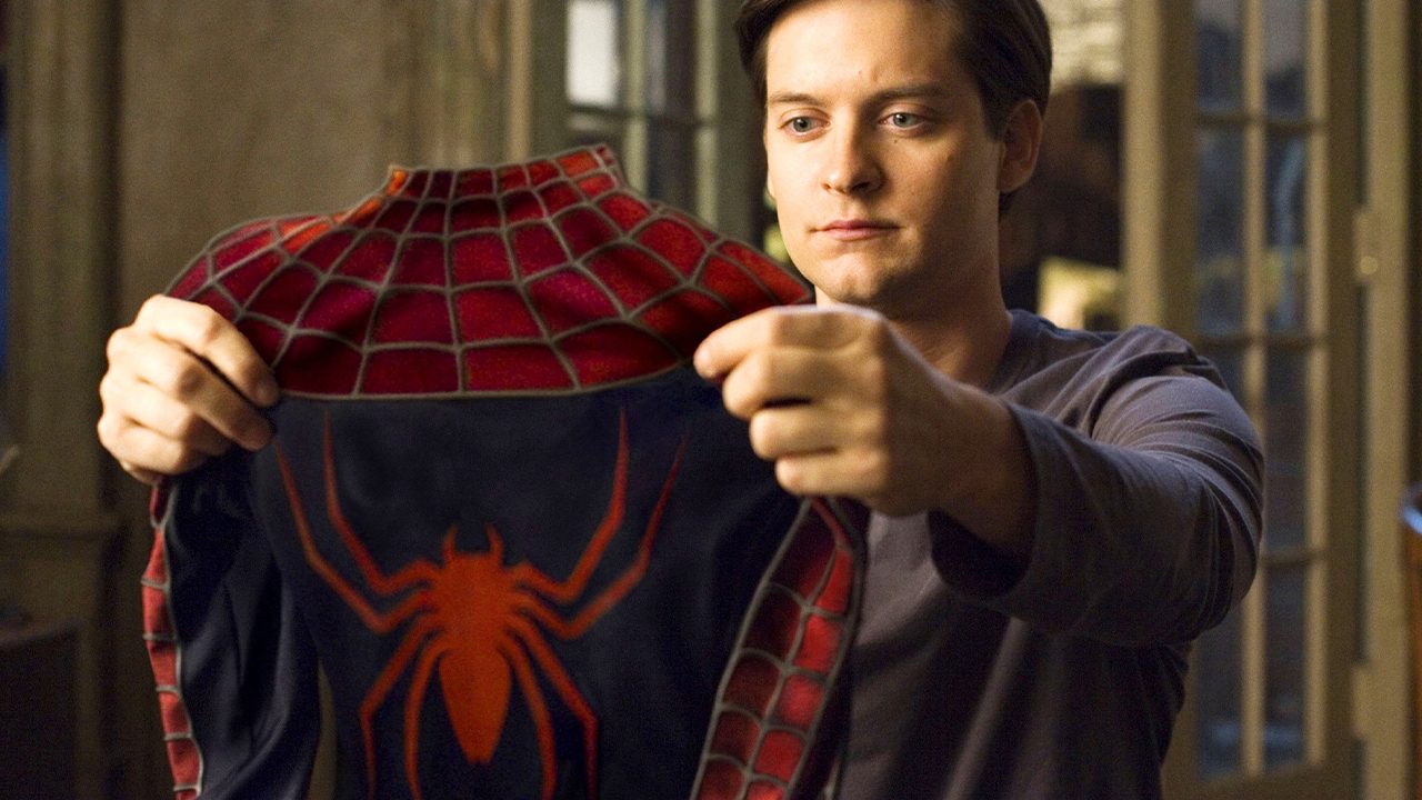 Peter Parker (Tobey Maguire) observa roupa em cena de Homem Aranha 3, que está na programação de filmes da semana da Record
