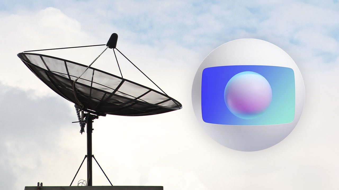 Montagem com uma antena parabólica com o logo da Globo na cor azul do lado direito