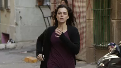 Bahar (Özge Özpirinçci) corre na rua em cena da novela Força de Mulher, da Record